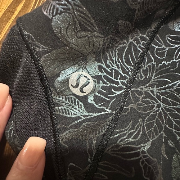 Lululemon Hotty Hot Low-Rise Lined Short 4"
Flourish Black Iridescent Foil Sz 2 - Picture 5 of 7